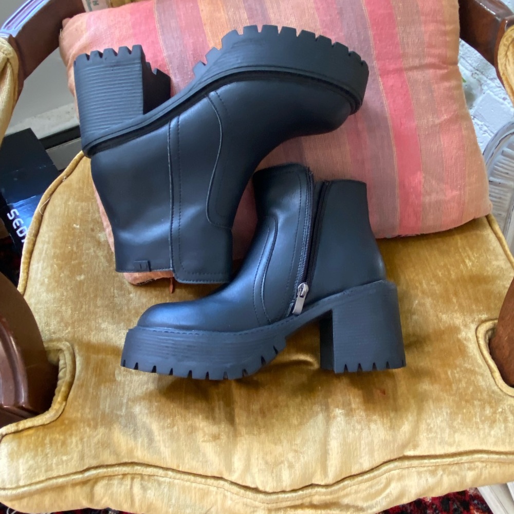 Platform chunky black boots